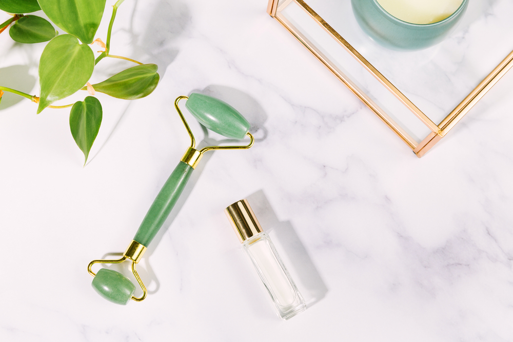 Jade roller: Το beauty tool που υπόσχεται υπέροχο δέρμα