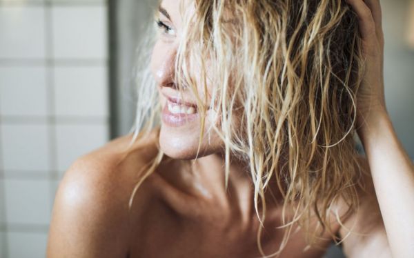 Ελαιόλαδο στα μαλλιά: Πώς θα το χρησιμοποιήσουμε σωστά για φυσική ενυδάτωση