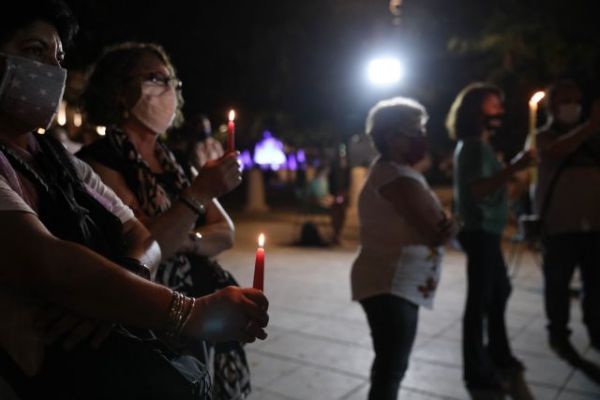 Χρυσή Αυγή : Με κεριά στο Σύνταγμα για τα θύματα ενόψει της δικαστικής απόφασης