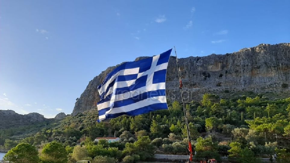 Καστελόριζο : Κρητικός ύψωσε την μεγαλύτερη ελληνική σημαία
