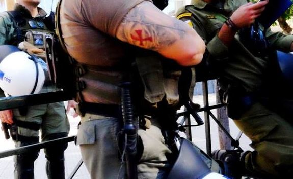 Σάλος με φωτογραφία έξω από το Εφετείο: Τι απάντησε ο αστυνομικός για το τατουάζ με το σταυρό