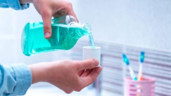 Κοροναϊός : Στοματικά διαλύματα με αντι-ιικά συστατικά μπορούν να βοηθήσουν στη μείωση του ιικού φορτίου