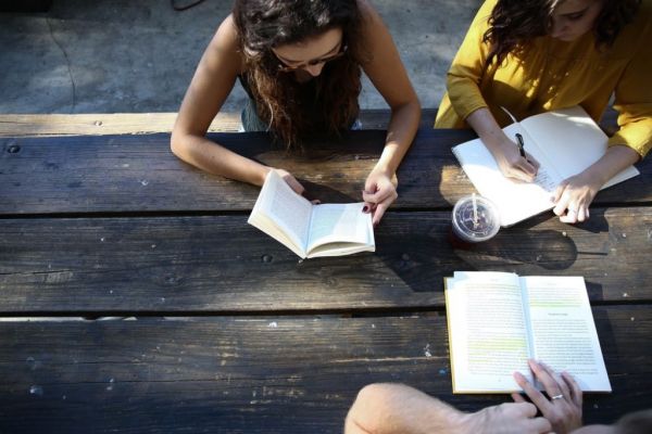 Έρευνα ανατρέπει τα δεδομένα : Το γράψιμο με το χέρι (και όχι με το πληκτρολόγιο) κάνει τα παιδιά εξυπνότερα