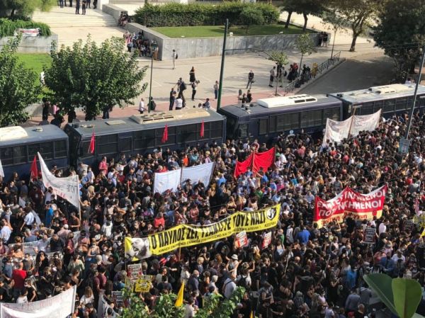 Δίκη Χρυσής Αυγής: Χειροκροτήματα του κόσμου μετά την απόφαση του δικαστηρίου