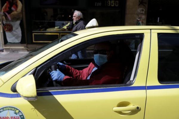 Νέα μέτρα: Πόσα άτομα θα επιτρέπεται από την Τρίτη να επιβαίνουν σε ΙΧ και ταξί