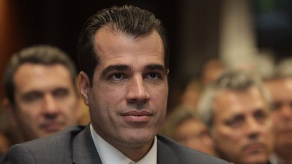 Δίκη Χρυσής Αυγής : Αδειάζει τον πατέρα του ο Θάνος Πλεύρης – «Η δημοκρατία διασφάλισε δίκαιη δίκη»