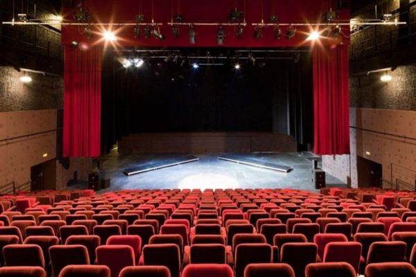 Κοροναϊός : Πώς θα λειτουργούν από Δευτέρα θέατρα, κινηματογράφοι και μουσεία