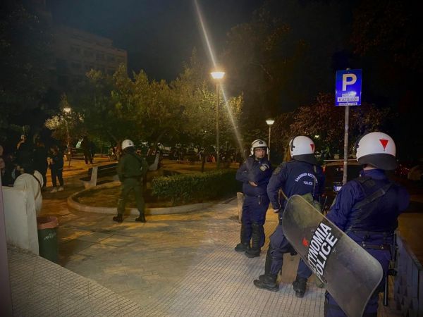 Θεσσαλονίκη – Κοροναϊός : Χρειάστηκε η αστυνομία… για να φύγουν από την πλατεία