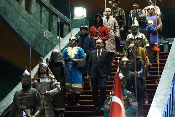 Γιατί η ΕΕ σύρεται και διασύρεται από τον Ερντογάν…