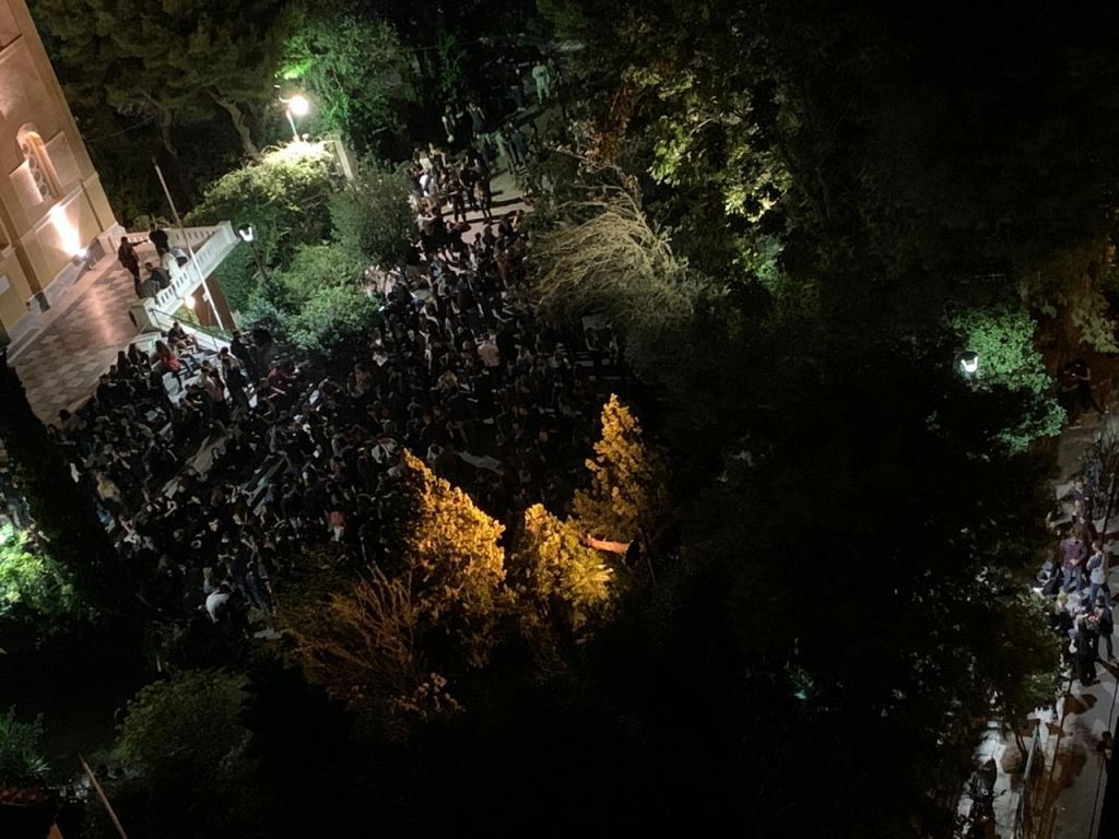Κοροναϊός : Η Αττική φλέγεται και χιλιάδες κάνουν πάρτι χωρίς μέτρα ασφαλείας