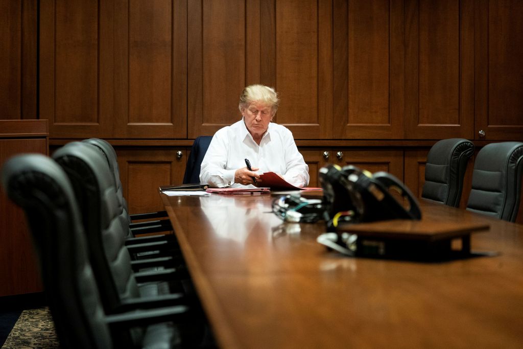 Γιατρός Τραμπ : Η κατάσταση του προέδρου βελτιώνεται - Θα μπορέσει να βγει από το νοσοκομείο τη Δευτέρα