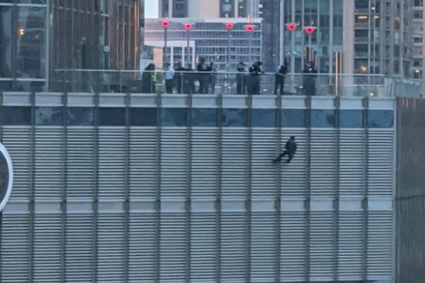 Σικάγο : Κρεμάστηκε στον Πύργο Τραμπ και ζητά να μιλήσει με τον πρόεδρο των ΗΠΑ