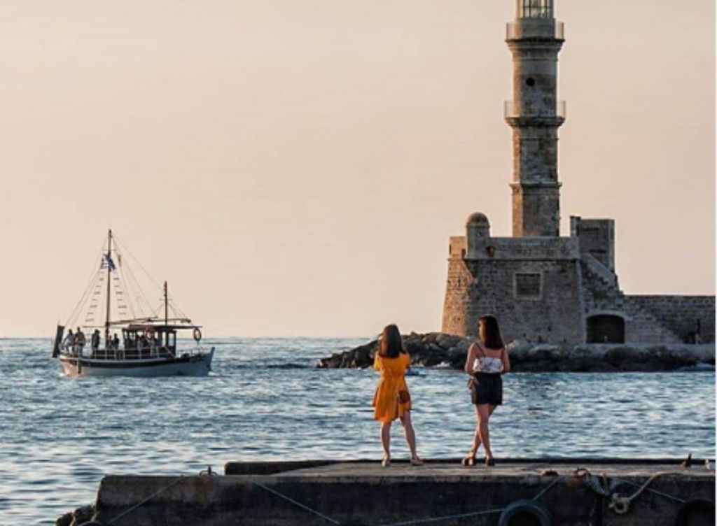 Χανιά : Γυμνή φωτογράφιση στην κεντρική πλατεία της πόλης