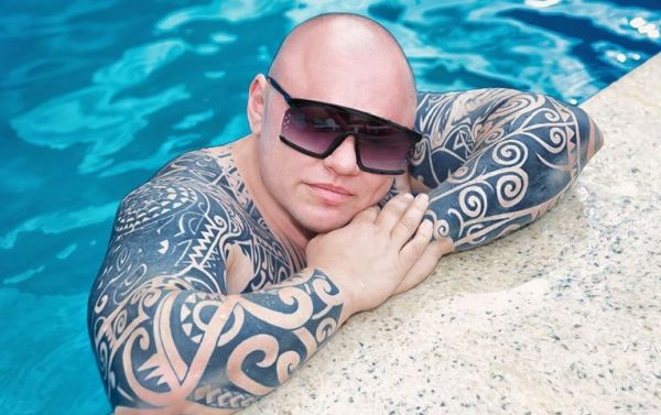 Άννα Τουράεβα : Έξαλλη με αεροπορική – «Με ρώτησαν τι ρόλο παίζω στο κρεβάτι»