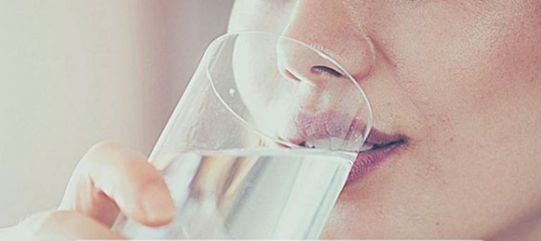 Γιατί αξίζει να πίνουμε νερό κάθε πρωί αμέσως μόλις ξυπνάμε;