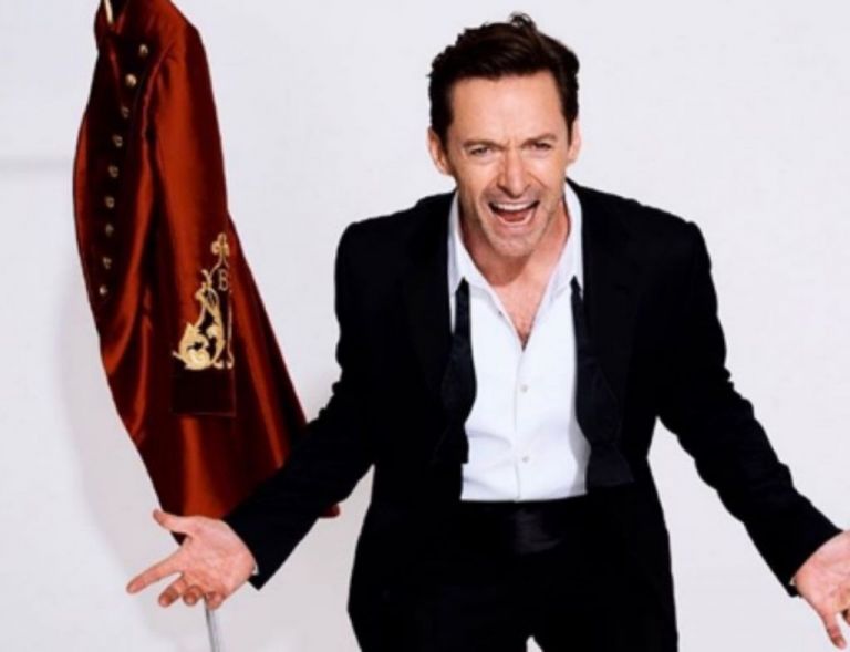 Χιου Τζάκμαν: Διαφημίζει μάρκα παπουτσιών ολόγυμνος