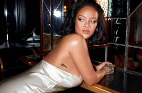 Ριάνα: Δείτε την «καυτή» πασαρέλα από την επίδειξη εσωρούχων της με τα πιο διάσημα μοντέλα