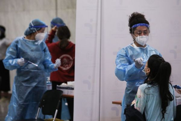 Κοροναϊός : Οι νέοι γίνονται «μεταδότες» – Ανησυχία για την έξαρση της πανδημίας