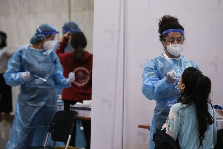 Κοροναϊός : Οι νέοι γίνονται «μεταδότες» – Ανησυχία για την έξαρση της πανδημίας