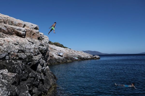Καιρός : Φθινοπωρινός «καύσωνας» το Σαββατοκύριακο – Πόσο θα φτάσει η θερμοκρασία [χάρτης]