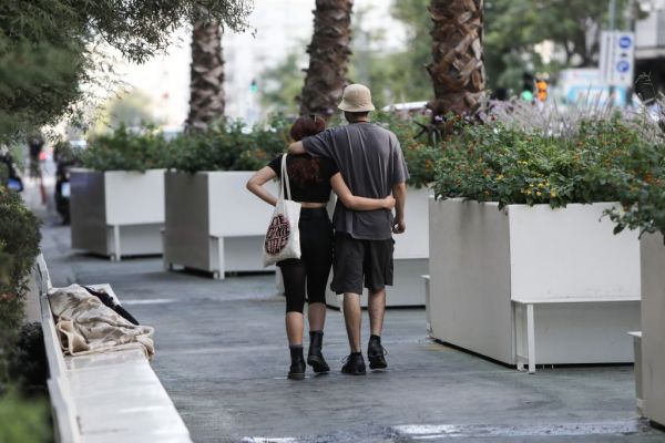 Μεγάλος Περίπατος : Φύτεψαν κάνναβη στις ζαρντινιέρες της Πανεπιστημίου