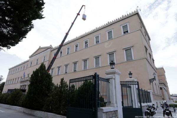 Τι γυρεύει ο γερανός στη Βουλή;