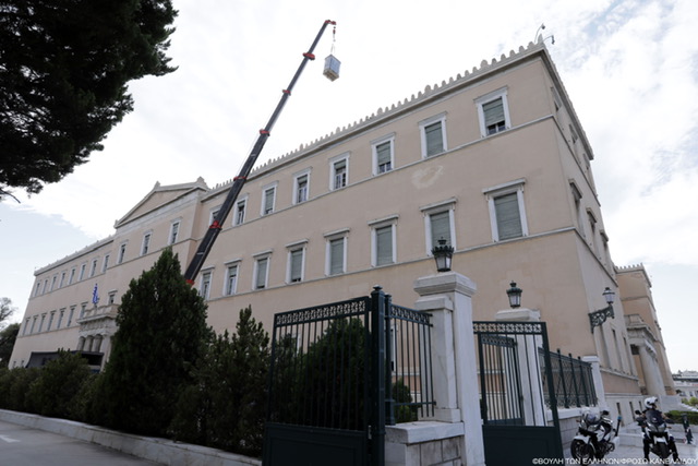 Τι γυρεύει ο γερανός στη Βουλή;