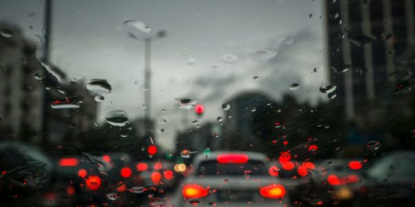 Κίνηση : Προβλήματα στην κυκλοφορία λόγω της κακοκαιρίας – Ποιους δρόμους να αποφεύγετε [χάρτης]