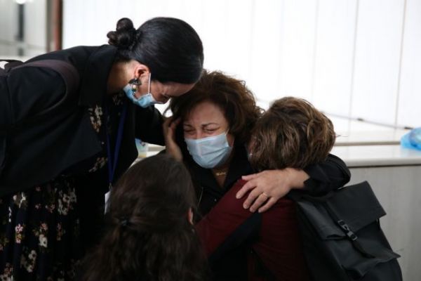 Δίκη της Χρυσής Αυγής : Αποθεώθηκε η Μάγδα Φύσσα – Συγκινητικά βίντεο μετά τη λήξη της δίκης της Χρυσής Αυγής