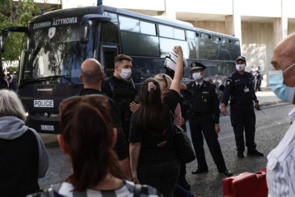 Χρυσή Αυγή : Ύβρεις κατά πάντων από τους καταδικασθέντες μέσα από την κλούβα