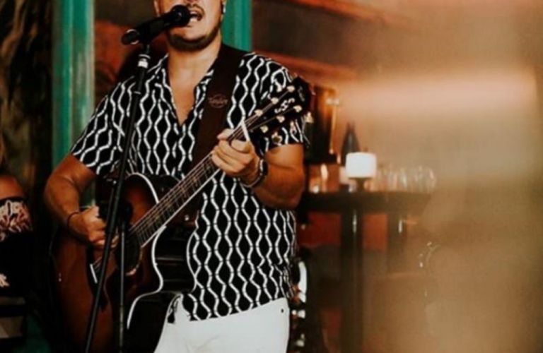 Άκης Δείξιμος: Θετικός στον κορoναϊό ο τραγουδιστής