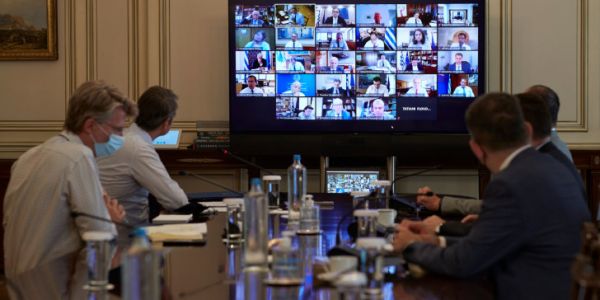 Κυβέρνηση σε αναμμένα κάρβουνα