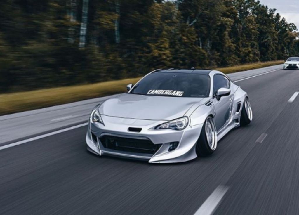 Κάμερα κατέγραψε αυτοκίνητο να τρακάρει στην εθνική ενώ κινείται με 240 χλμ/ώρα