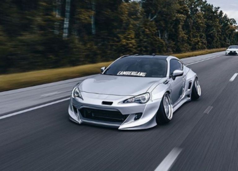 Κάμερα κατέγραψε αυτοκίνητο να τρακάρει στην εθνική ενώ κινείται με 240 χλμ/ώρα