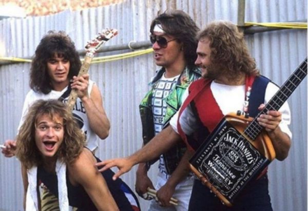 Έντι Βαν Άλεν : Σε δημοπρασία δύο από τις συλλεκτικές ηλεκτρικές κιθάρες του