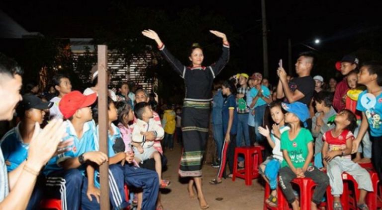 Μοντέλο και πρώην εστεμμένη πρωτοστατεί σε εκστρατεία γραμματισμού κοριτσιών