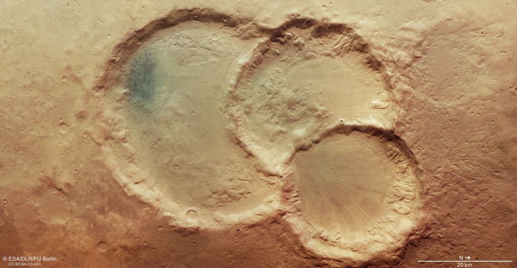 ESA : Ένα σπάνιο εντυπωσιακό τριπλό κρατήρα φωτογράφισε στον Άρη το Mars Express