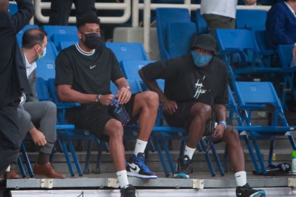 Στο ΟΑΚΑ για τον τελικό Γιάννης και Θανάσης Αντετοκούνμπο