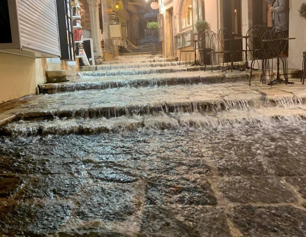 Καιρός : Ισχυρές καταιγίδες στο Ιόνιο – Ποτάμια οι δρόμοι στην Κέρκυρα