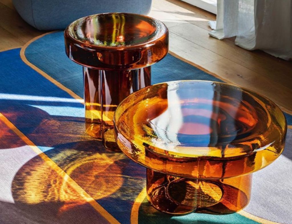 Δείτε αυτά τα εντυπωσιακά τραπέζια γυαλιού «μουράνο» σχεδιασμένα από Έλληνα – Φώτο