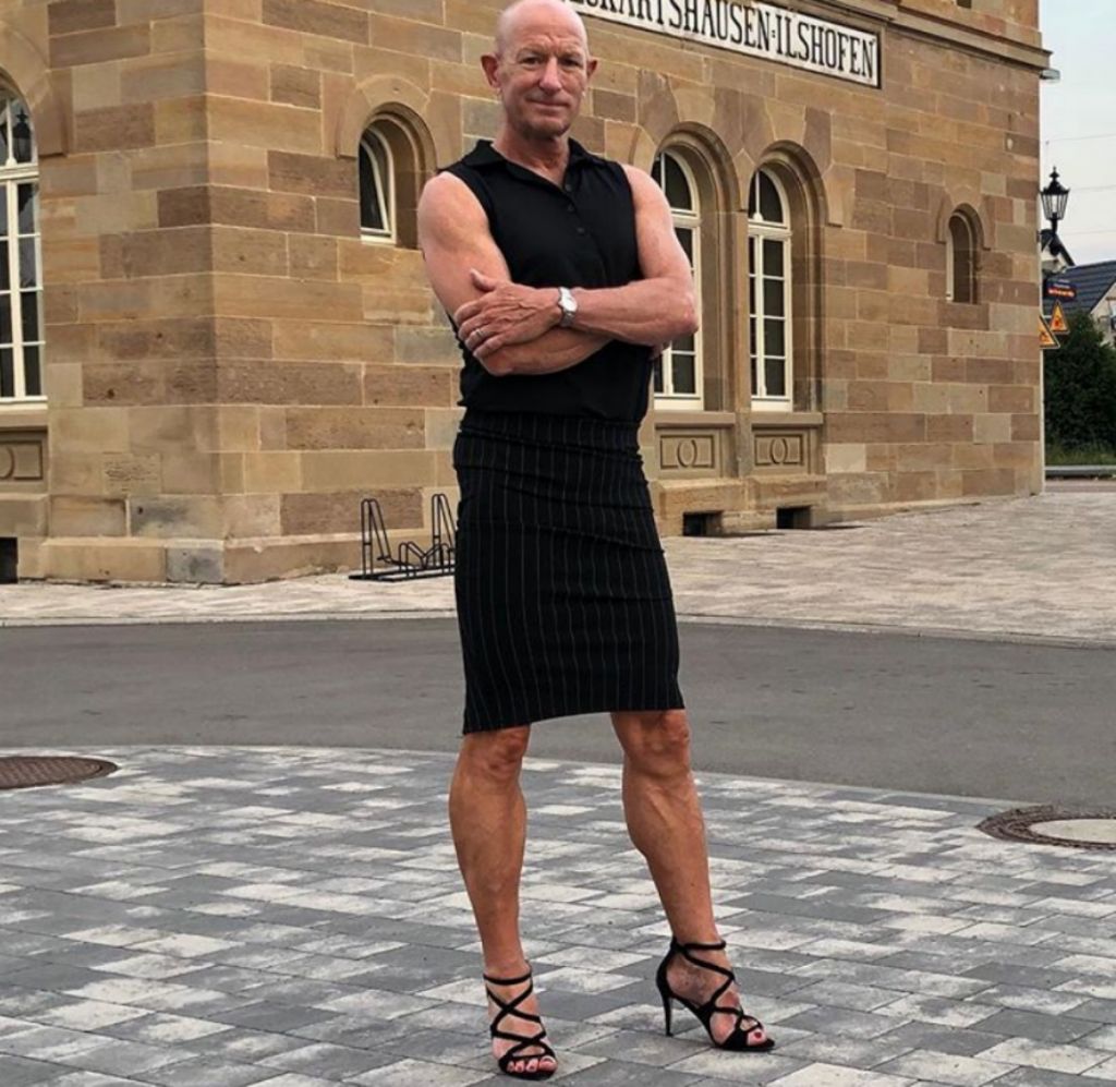 Άντρας μηχανικός πηγαίνει καθημερινά στη δουλειά φορώντας γόβες και φούστα