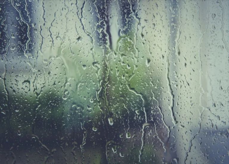 Χαλαρώνοντας στον ήχο της βροχής