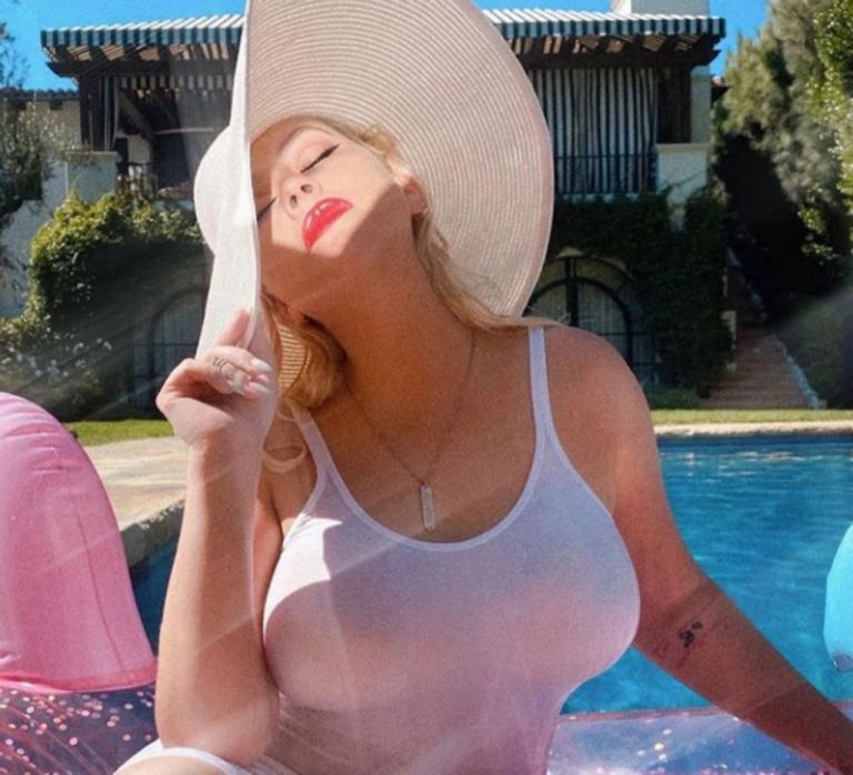 Κριστίνα Αγκιλέρα : Ζητάει συμβουλές από τους φανς της πώς να ντυθεί στο Halloween – Φώτο