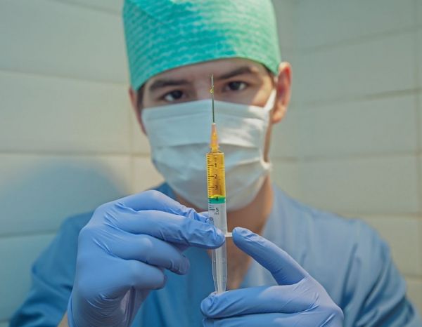 Το εμβόλιο της Οξφόρδης λειτουργεί σε όλες τις ηλικίες – Τι δείχνουν οι δοκιμές