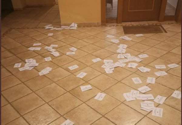 Εγραψαν συνθήματα και πέταξαν τρικάκια στο σπίτι του Πορτοσάλτε