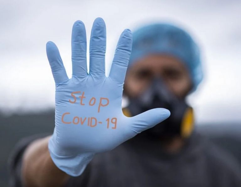 Ποιες οι πιθανότητες να κολλήσει κανείς κοροναϊό από επιφάνειες;