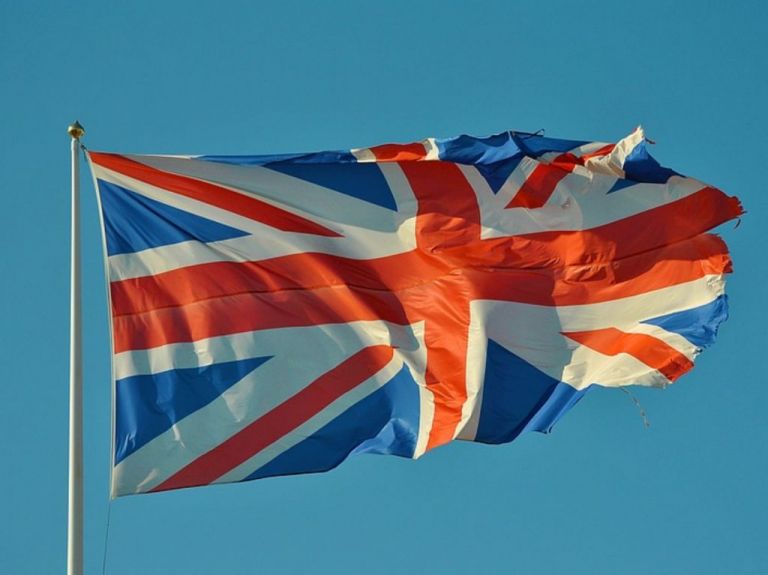 Το Ηνωμένο Βασίλειο βρίσκεται στο «κρίσιμο σημείο» της πανδημίας