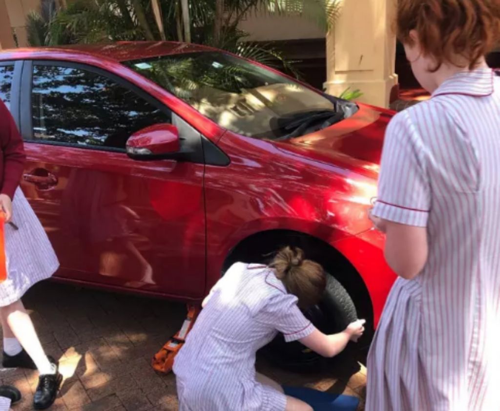 Σχολείο στο Σίδνεϊ προσφέρει μαθήματα συντήρησης αυτοκινήτου σε κορίτσια