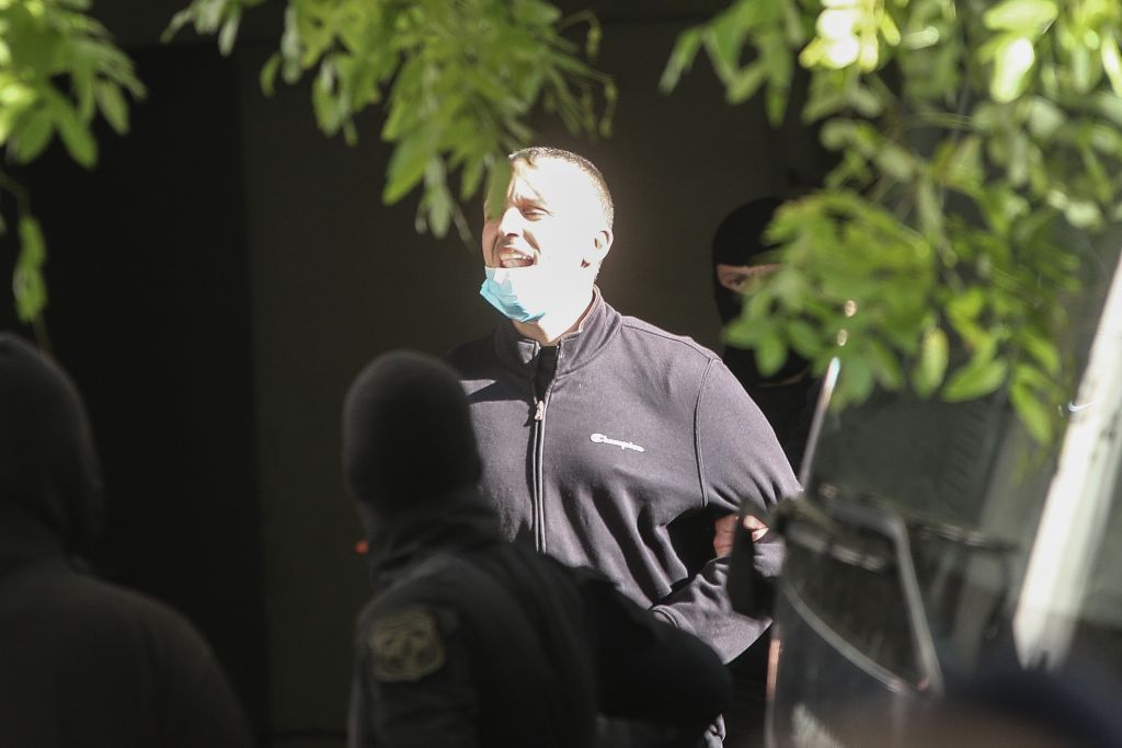 Χρυσή Αυγή : Με χειροπέδες οδηγούνται στις φυλακές τα «πρωτοπαλίκαρα» της εγκληματικής οργάνωσης