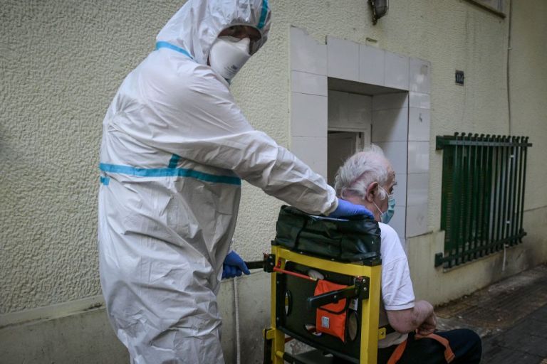 Γηροκομείο Αγ. Παντελεήμονα : Ακόμα τέσσερις θετικοί στον κοροναϊό – Μεταφέρονται σε νοσοκομεία